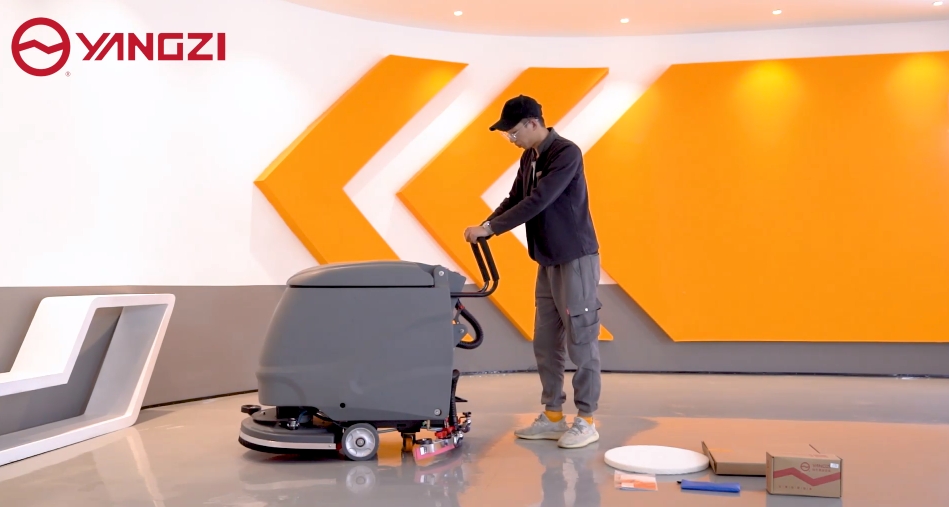 讓清潔更簡單-手推式洗地機